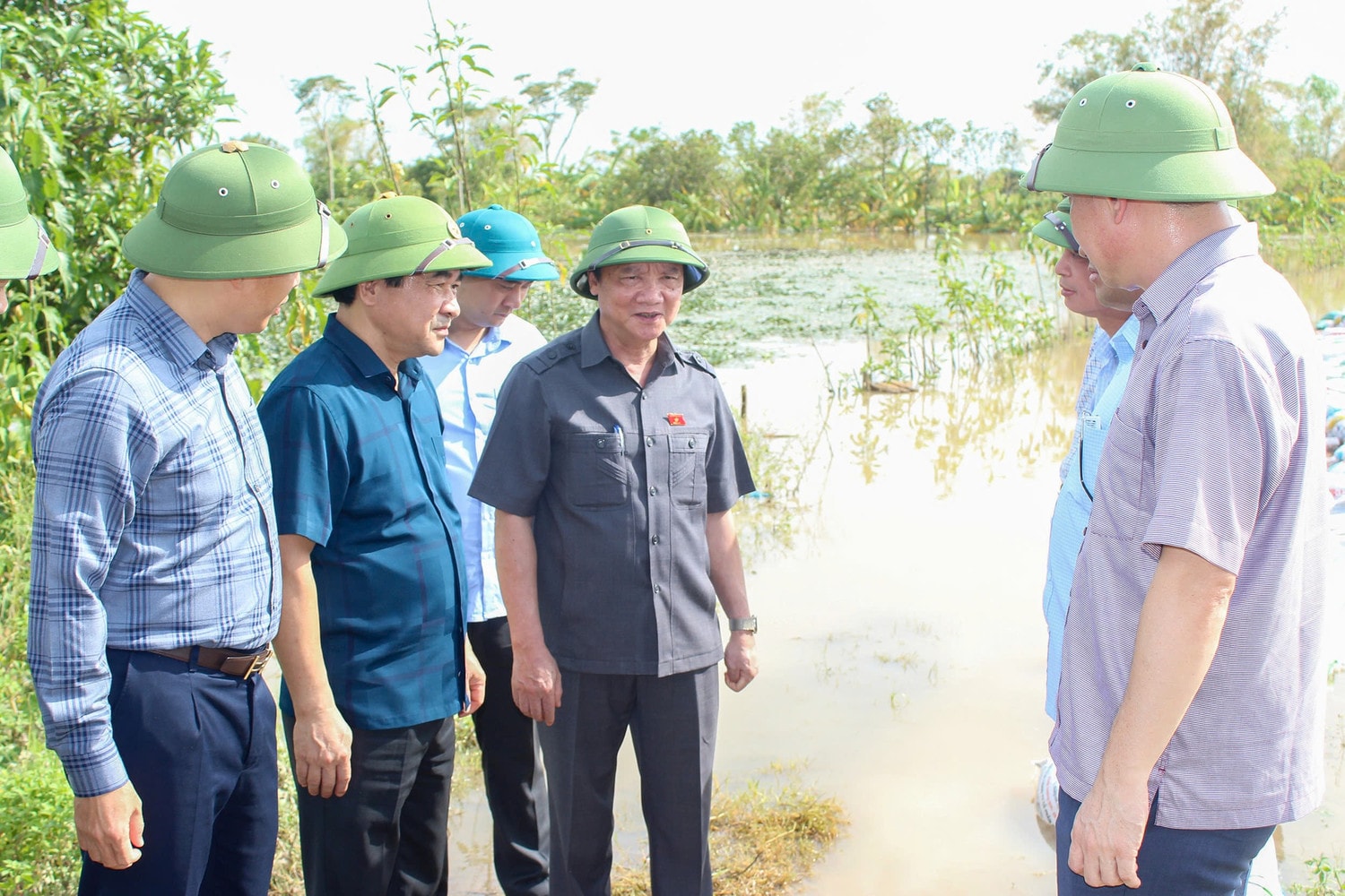 Phó Chủ tịch Quốc hội Nguyễn Khắc Định khảo sát tại trạm bơm Múc, xã Minh Tân, huyện Kiến Xương, tỉnh Thái Bình.jpg