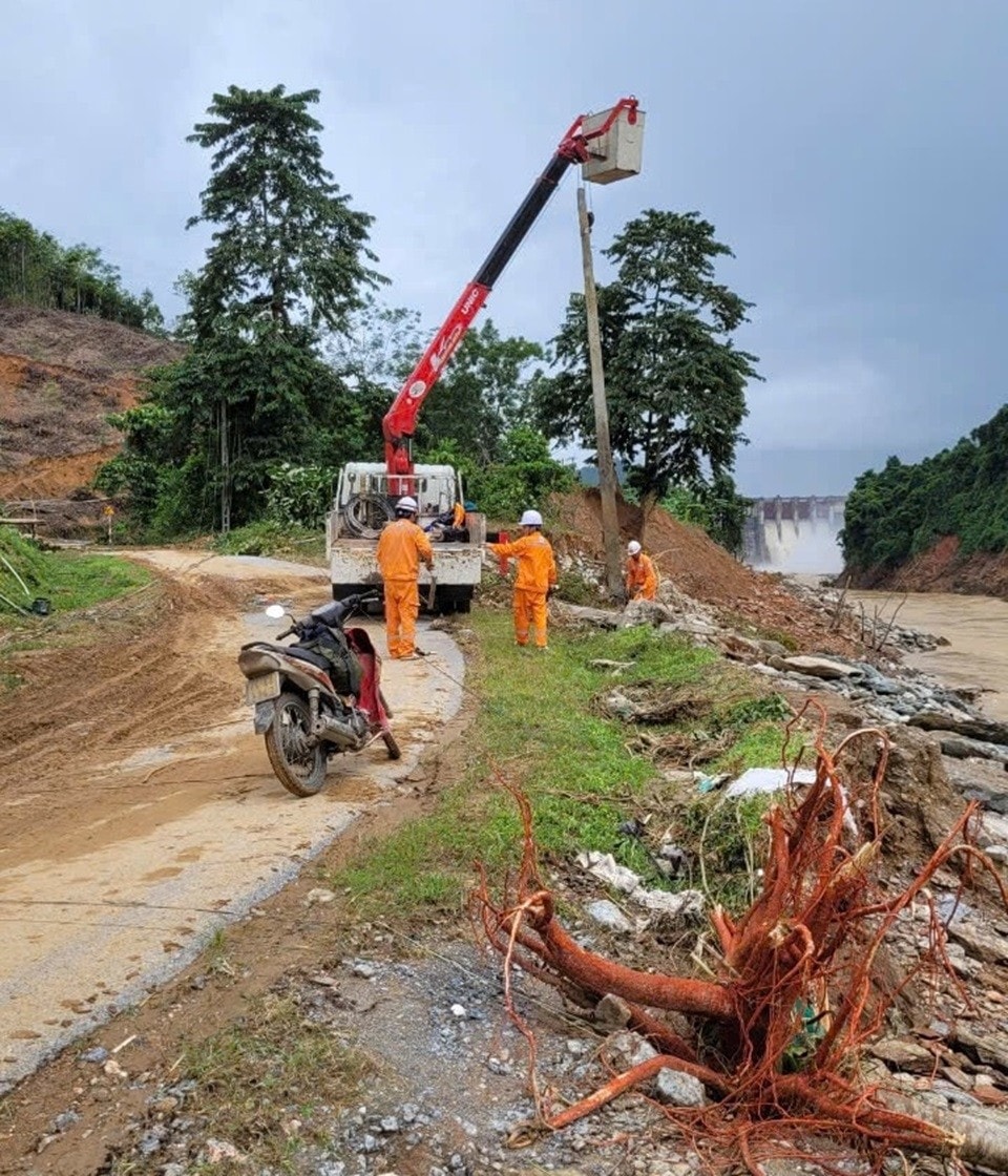 Công nhân Điện lực Bảo Thắng dựng lại cột điện bị đổ tại thôn thôn Phìn Giàng, xã Cốc Ly, Bắc Hà.jpg