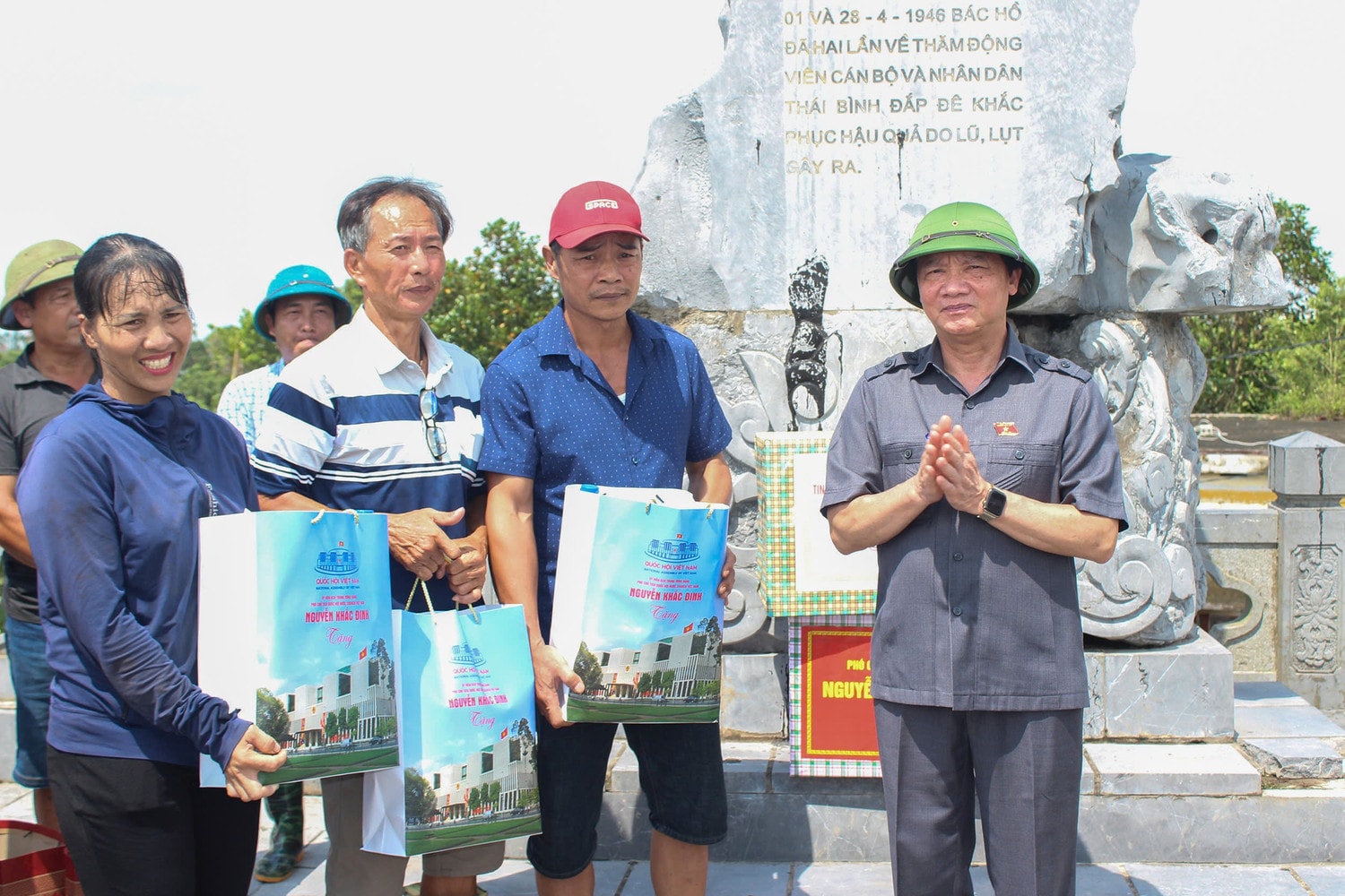 Phó Chủ tịch Quốc hội Nguyễn Khắc Định thăm và tặng quà người dân bị ảnh hưởng mưa lũ tại xã Hồng An, huyện Hưng Hà.jpg