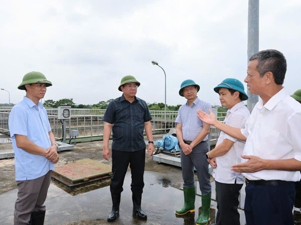 Chủ tịch Uỷ ban nhân tỉnh Trần Duy Đông cùng ông Nguyễn Quốc Hưng - Giám đốc Công ty Điện lực Vĩnh Phúc kiểm tra công tác khắc phục ngập lụt và đảm bảo cấp điện. Ảnh NPC.jpg
