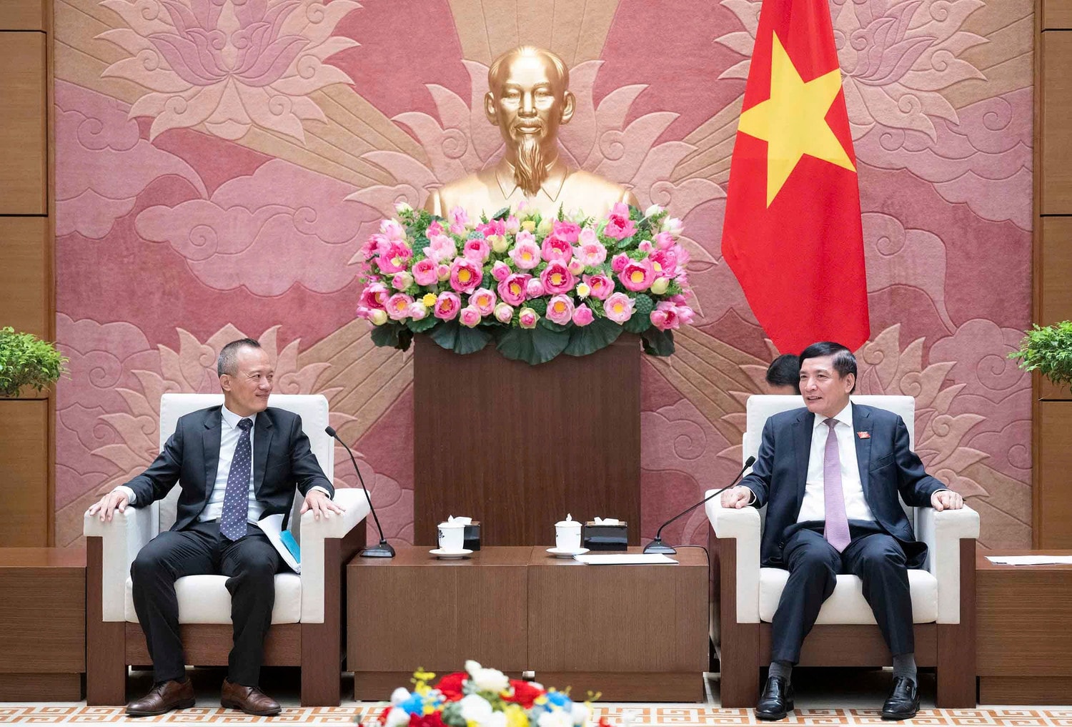 Tổng Thư ký Quốc hội, Chủ nhiệm Văn phòng Quốc hội Bùi Văn Cường tiếp Giám đốc điều hành Trung tâm Nghị viện châu Á Prasnar.jpg