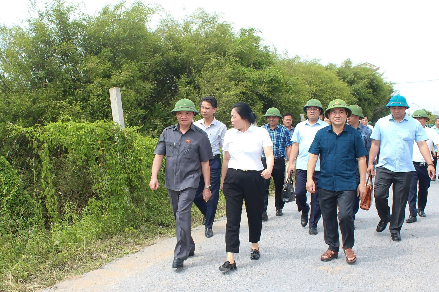 Phó Chủ tịch Quốc hội Nguyễn Khắc Định khảo sát tại đoạn đê xung yếu cống Tân Lập, xã Tân Lập, huyện Vũ Thư, tỉnh Thái Bình.jpg