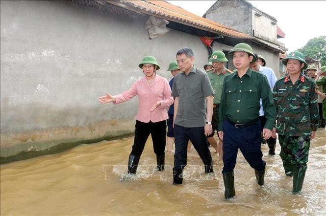 Trưởng ban Tổ chức Trung ương Lê Minh Hưng kiểm tra công tác phòng, chống lụt bão tại xã Mộc Bắc, thị xã Duy Tiên.