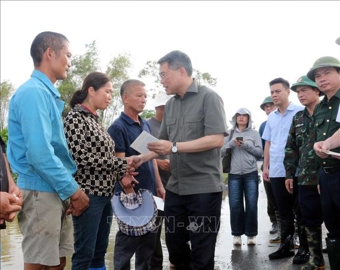 Trưởng ban Tổ chức Trung ương Lê Minh Hưng tặng quà động viên người dân xã Mộc Bắc, thị xã Duy Tiên bị ảnh hưởng bởi lụt bão.