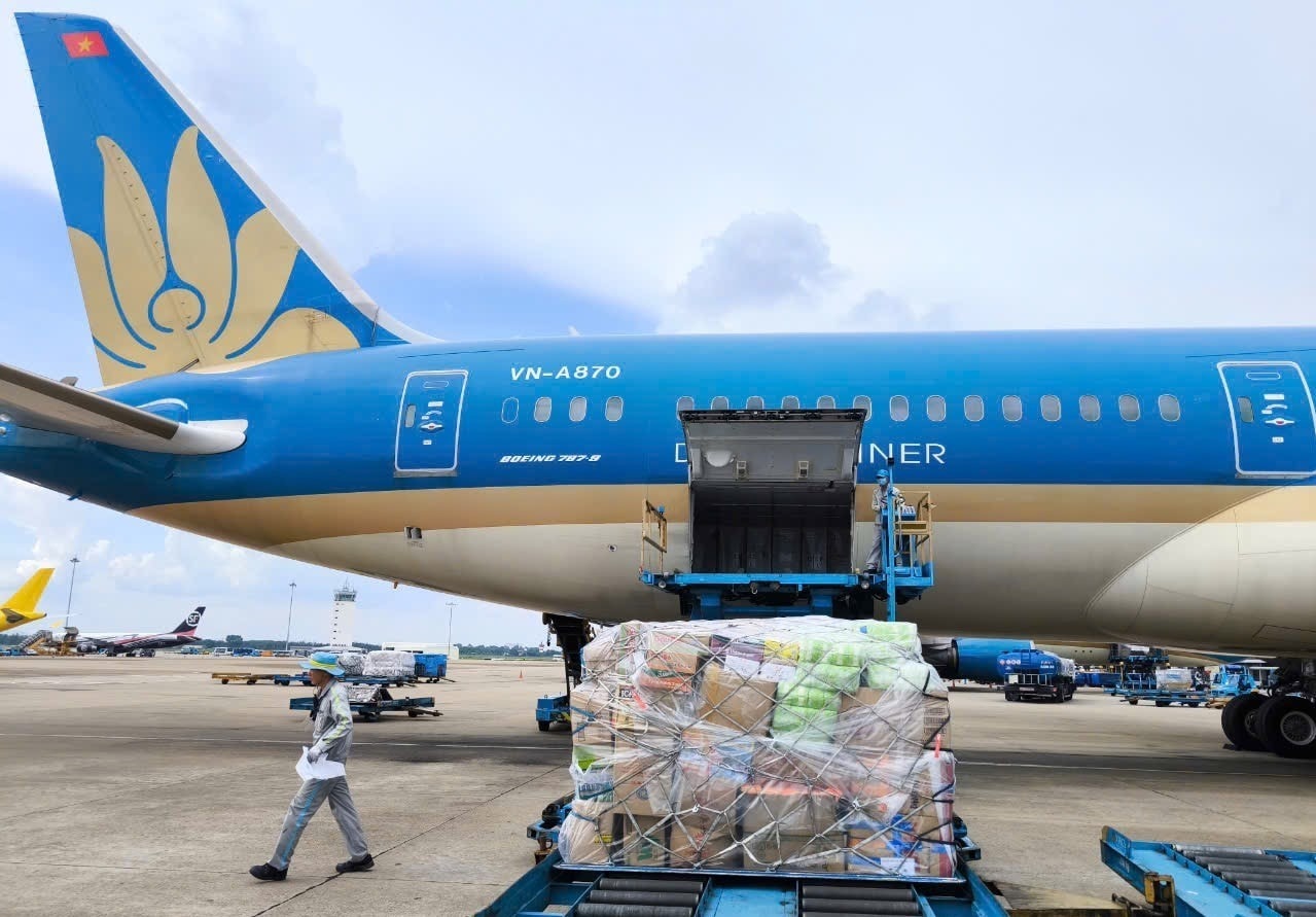 Lô hàng cứu trợ này được vận chuyển trên chuyến bay VN250 khởi hành lúc 15h00 từ Tp. Hồ Chí Minh đến Hà Nội để chuyển tiếp đến các vùng bị ảnh hưởng của bão lũ trong chiều nay. Ảnh: VNA