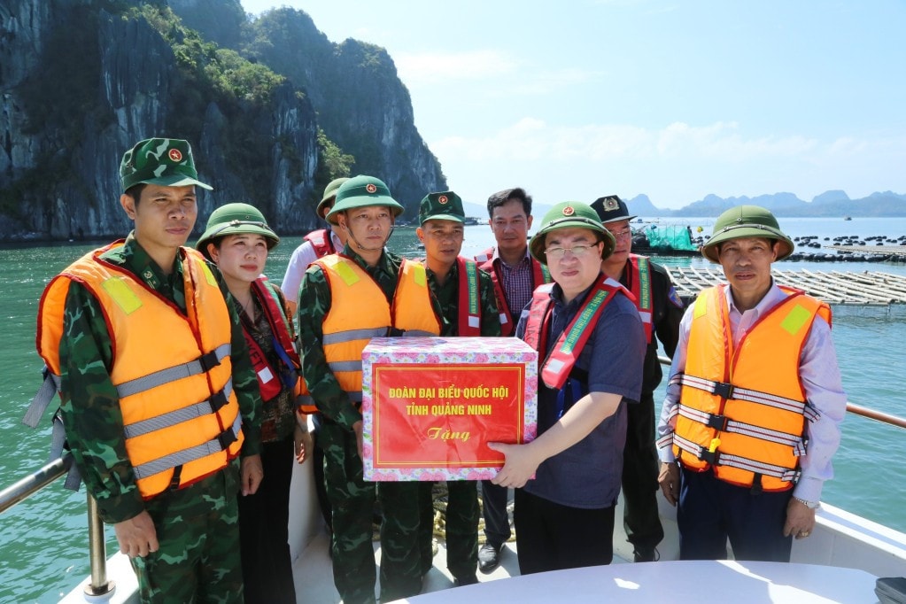 Đoàn ĐBQH tặng quà, động viên các lực lượng tham gia công tác khắc phục hậu quả sau cơn bão số 3 trên địa bàn huyện Vân Đồn