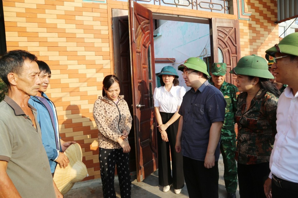 Phó Bí thư Tỉnh ủy, Trưởng Đoàn ĐBQH tỉnh Đặng Xuân Phương động viên những hộ dân bị thiệt hại do bão số 3 tại xã Thanh Lân, huyện Cô Tô