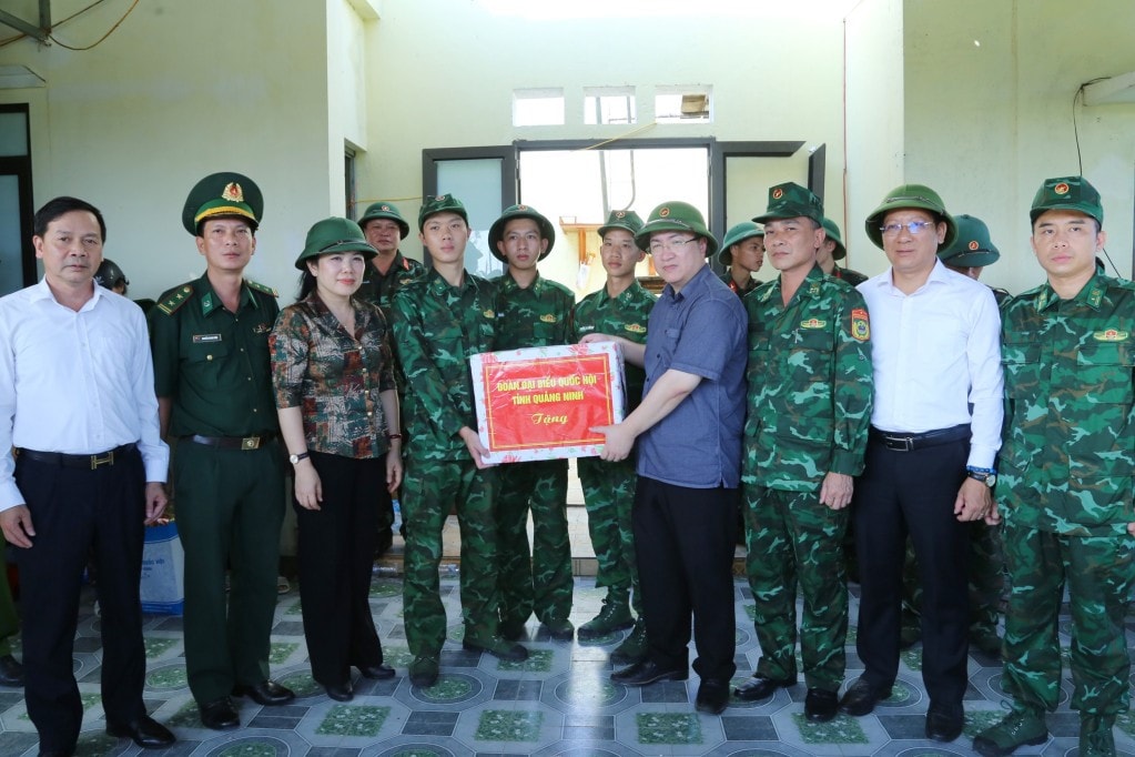Phó Bí thư Tỉnh ủy, Trưởng Đoàn ĐBQH tỉnh Đặng Xuân Phương tặng quà, động viên các lực lượng tham gia công tác khắc phục hậu quả sau cơn bão số 3 trên địa bàn huyện Cô Tô