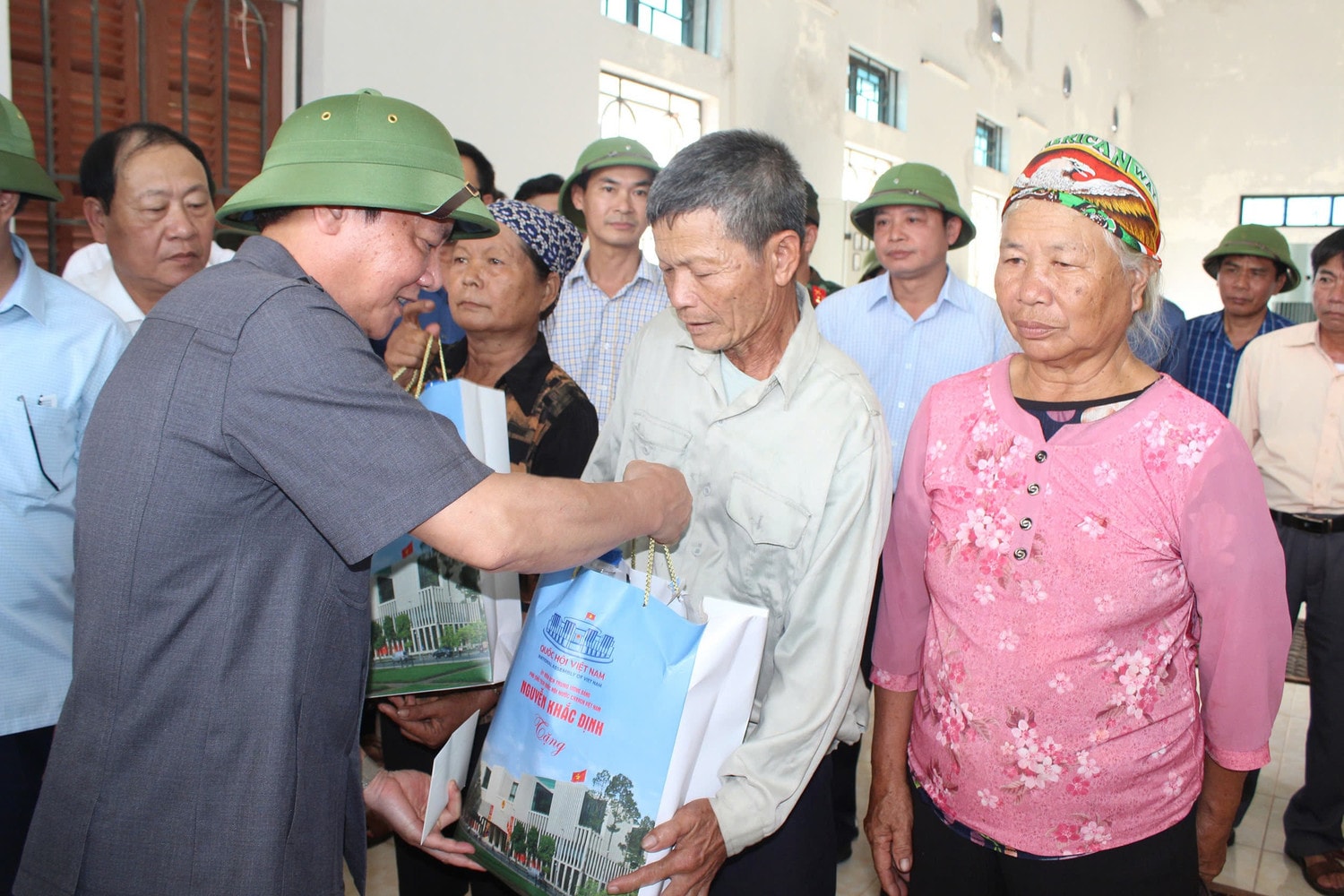 Phó Chủ tịch Quốc hội Nguyễn Khắc Định thăm và tặng quà người dân bị ảnh hưởng tại trạm bơm Múc, xã Minh Tân, huyện Kiến Xương, tỉnh Thái Bình.jpg