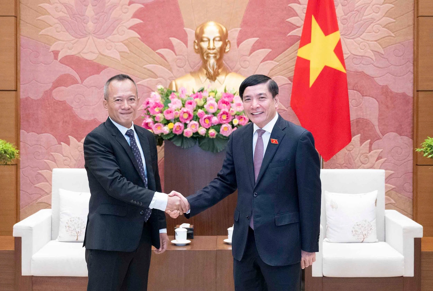 Tổng Thư ký Quốc hội, Chủ nhiệm Văn phòng Quốc hội Bùi Văn Cường tiếp Giám đốc điều hành Trung tâm Nghị viện châu Á Prasnar (1).jpg