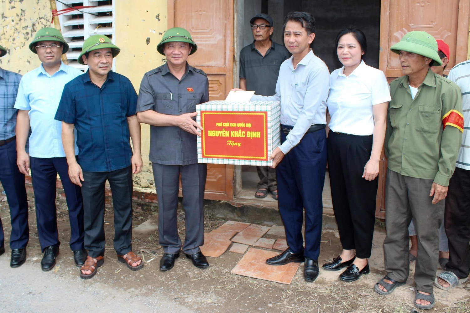Phó Chủ tịch Quốc hội Nguyễn Khắc Định tặng quà cán bộ, nhân dân tham gia hộ đê đoạn xung yếu cống Tân Lập, xã Tân Lập, huyện Vũ Thư, tỉnh Thái Bình.jpg