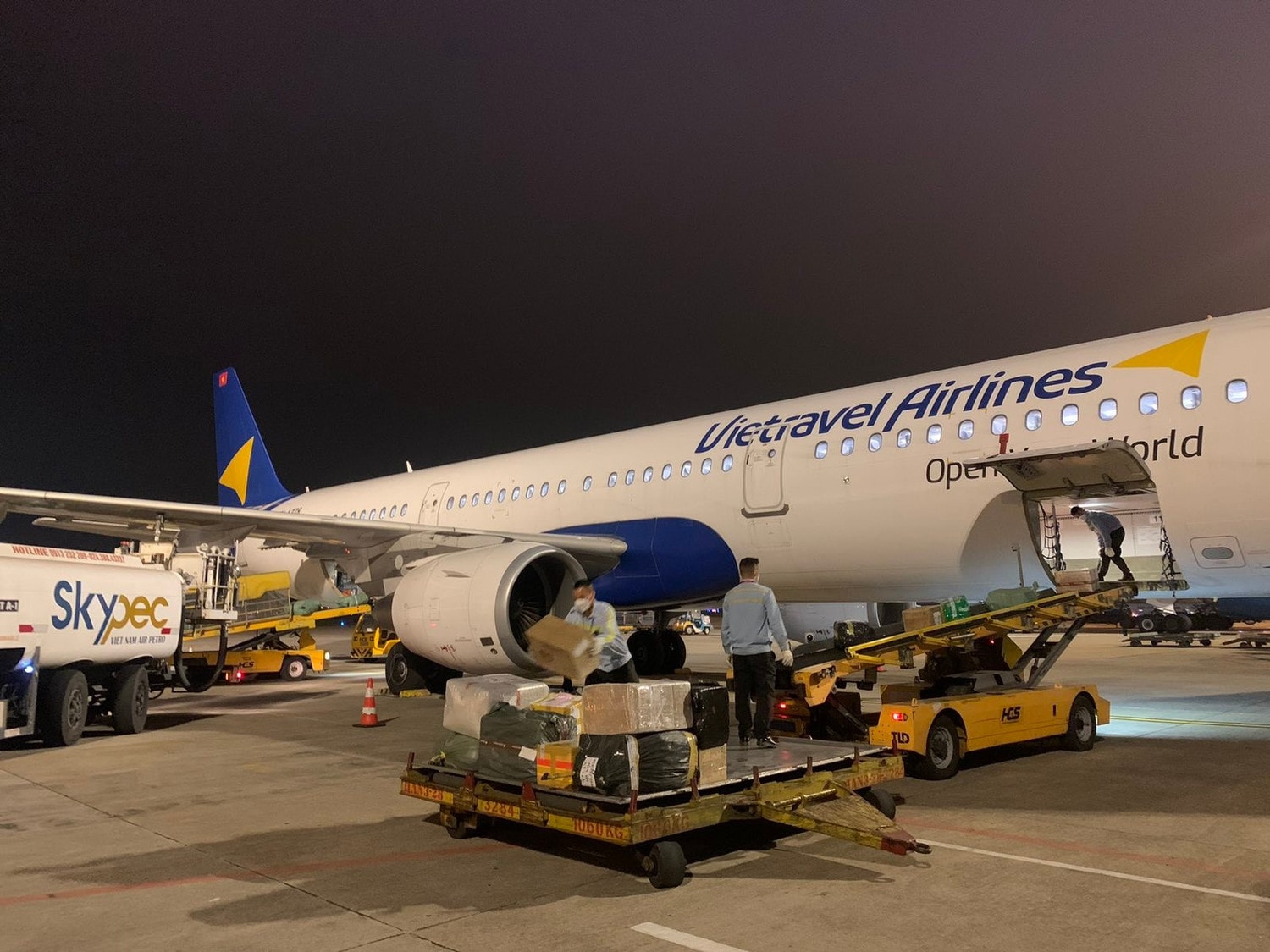 Ảnh 2- Vietravel Airlines tiếp nhận và vận chuyển miễn phí hàng hóa cứu trợ. Ảnh VA.jpg