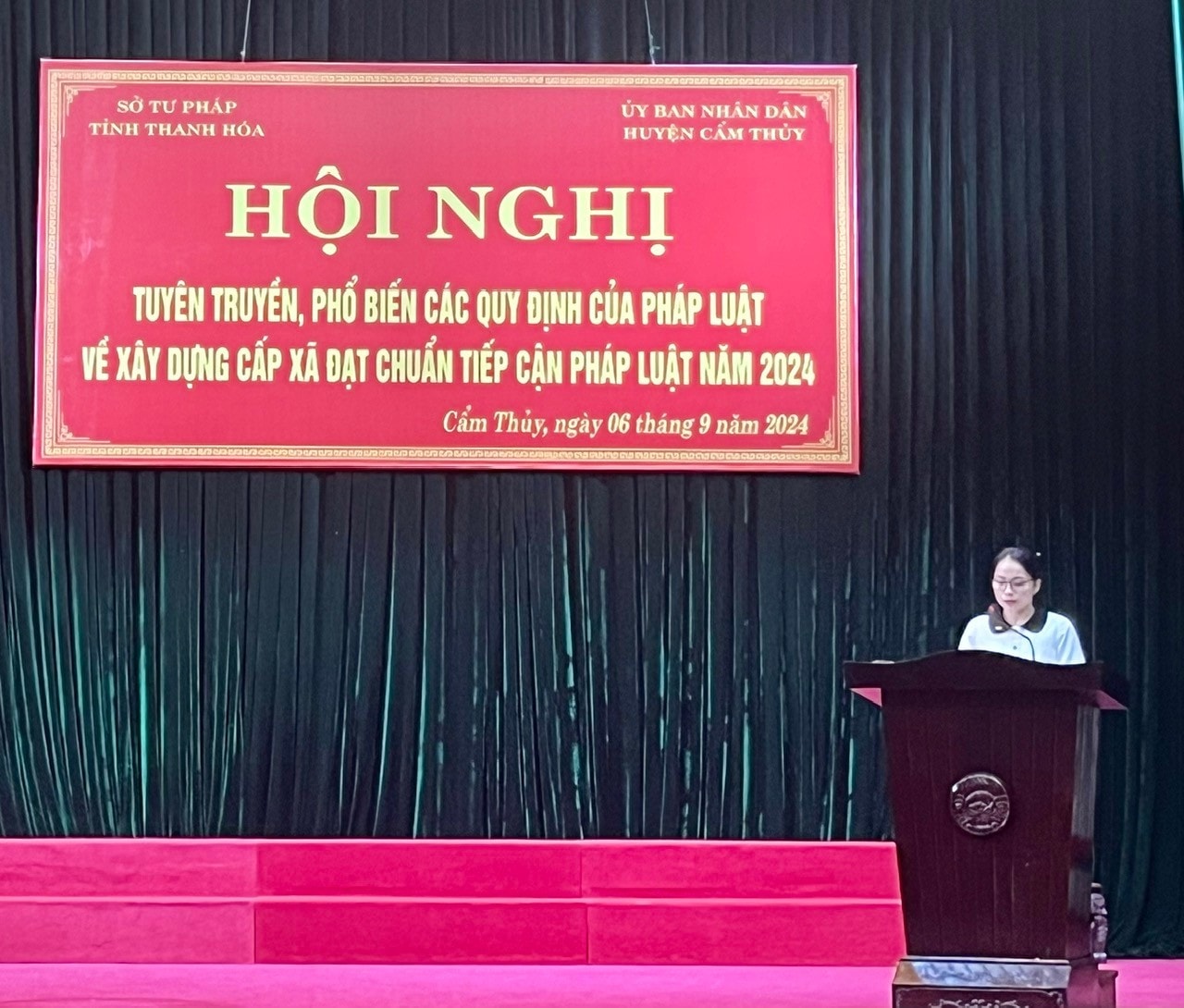 Bà Phạm Thị Thủy, Phó trưởng Phòng Tư pháp huyện Cẩm Thủy phát biểu tại Hội nghị. Ảnh: Thủy Phan