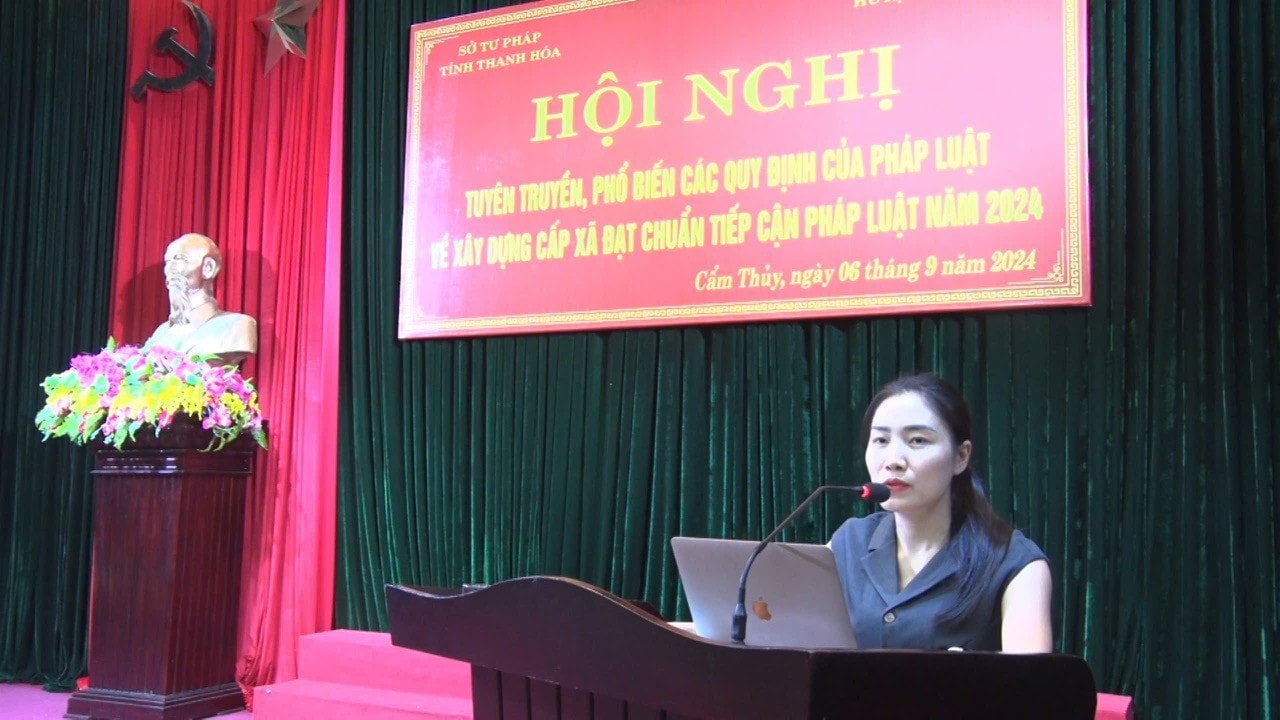 Bà Trần Thị Vân - Phó trưởng Phòng Phổ biến, giáo dục pháp luật, Sở Tư pháp tỉnh Thanh Hóa phát biểu tại Hội nghị. Ảnh: Thủy Phan