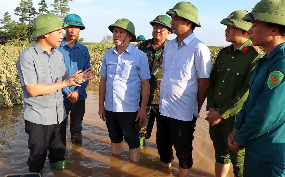 Bộ trưởng Bộ Tài nguyên và Môi trường Đỗ Đức Duy đến thăm, động viên, chia sẻ những mất mát do bão số 3 gây ra