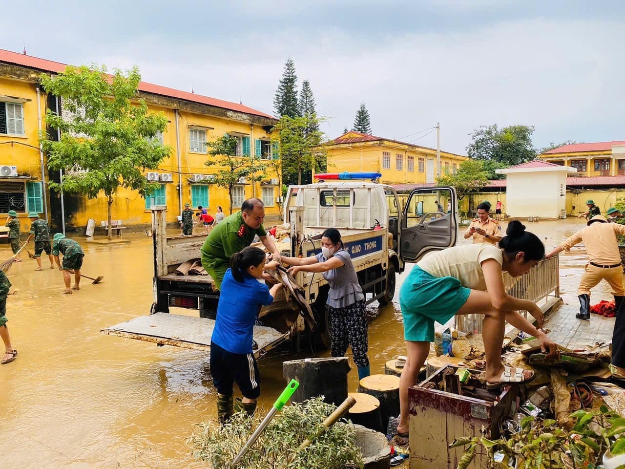 Đồng hành dọn dẹp cùng Nhà trường có sự tham gia của các cơ quan đoàn thể, học sinh, phòng cảnh sát cơ động tỉnh cùng các trường học lân cận (Ảnh: FBNT)