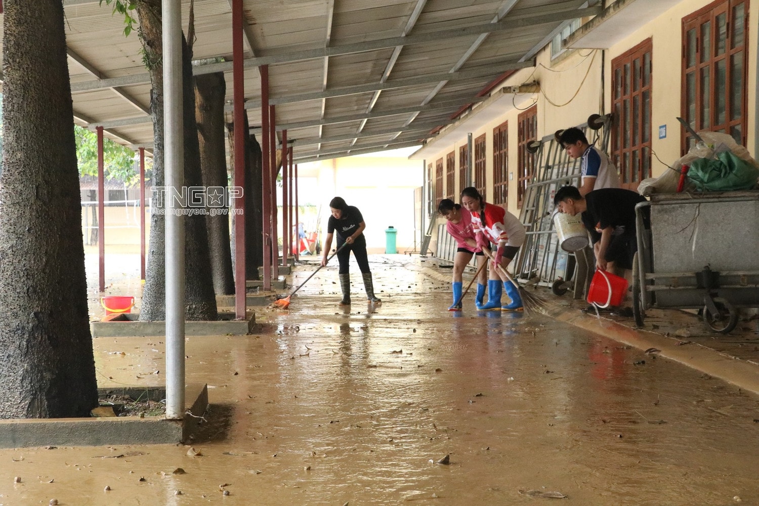 Nước lũ khiến cho bùn đất dâng vào nhà đa năng, phòng thư viện và các phòng chức năng. Tất cả sau đó đã được dọn rửa sạch sẽ (Ảnh: thainguyen.gov.vn)