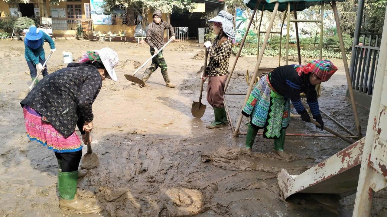 Các lực lượng cùng người dân nỗ lực dọn dẹp đường phố sau khi nước rút