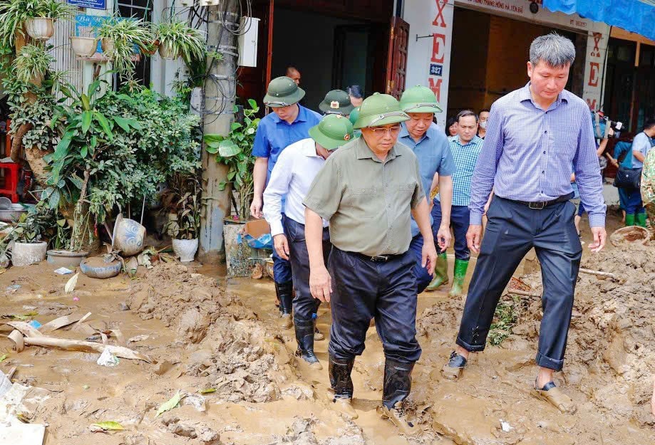 Thủ tướng Phạm Minh Chính đi thực tế tại thành phố Yên Bái, chỉ đạo khắc phục hậu quả sau cơn bão số 3