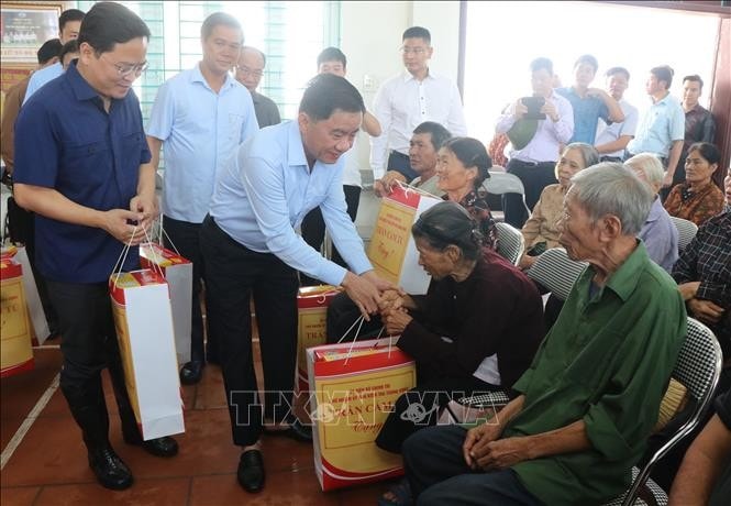 Chủ nhiệm Ủy ban Kiểm tra Trung ương Trần Cẩm Tú tặng quà cho Nhân dân xã Cao Đức, huyện Gia Bình, tỉnh Bắc Ninh.