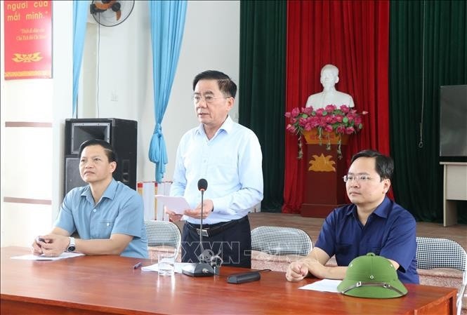 Chủ nhiệm Ủy ban Kiểm tra Trung ương Trần Cẩm Tú chia sẻ, động viên bà con vùng lũ xã Cao Đức, huyện Gia Bình, tỉnh Bắc Ninh