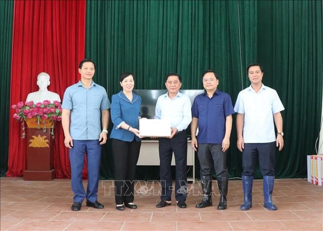 Chủ nhiệm Ủy ban Kiểm tra Trung ương Trần Cẩm Tú trao hỗ trợ 3,2 tỷ đồng cho tỉnh Bắc Ninh khắc phục hậu quả bão, lũ.