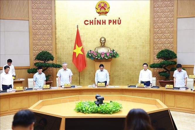 Thủ tướng Phạm Minh Chính và các thành viên Chính phủ tưởng niệm đồng bào tử nạn do ảnh hưởng của cơn bão số 3. Ảnh: Dương Giang/TTXVN