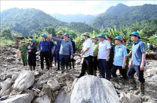 Trưởng Ban Tuyên giáo Trung ương Nguyễn Trọng Nghĩa và Đoàn công tác kiểm tra tình hình thiệt hại do bão số 3 gây ra tại xã Ngọc Chiến, huyện Mường La, tỉnh Sơn La. Ảnh: Quang Quyết/TTXVN