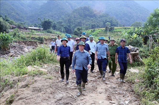 Trưởng Ban Tuyên giáo Trung ương Nguyễn Trọng Nghĩa và Đoàn công tác kiểm tra tình hình thiệt hại do cơn bão số 3 gây ra tại xã Ngọc Chiến, huyện Mường La, tỉnh Sơn La. Ảnh: Quang Quyết/TTXVN