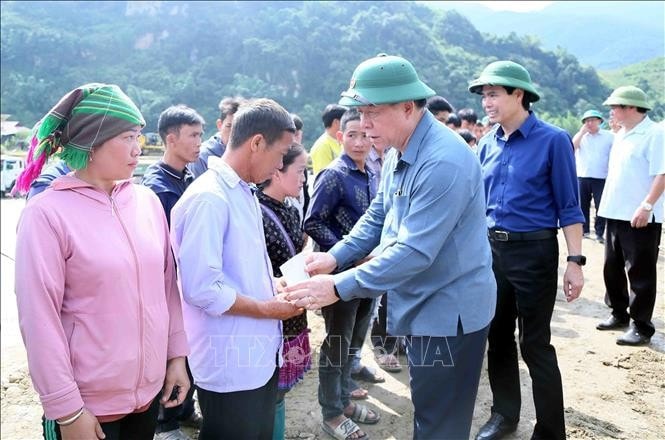 Trưởng Ban Tuyên giáo Trung ương Nguyễn Trọng Nghĩa và Đoàn công tác tặng quà cho nhân dân xã Ngọc Chiến, huyện Mường La, tỉnh Sơn La bị thiệt hại do cơn bão số 3 gây ra. Ảnh: Quang Quyết/TTXVN