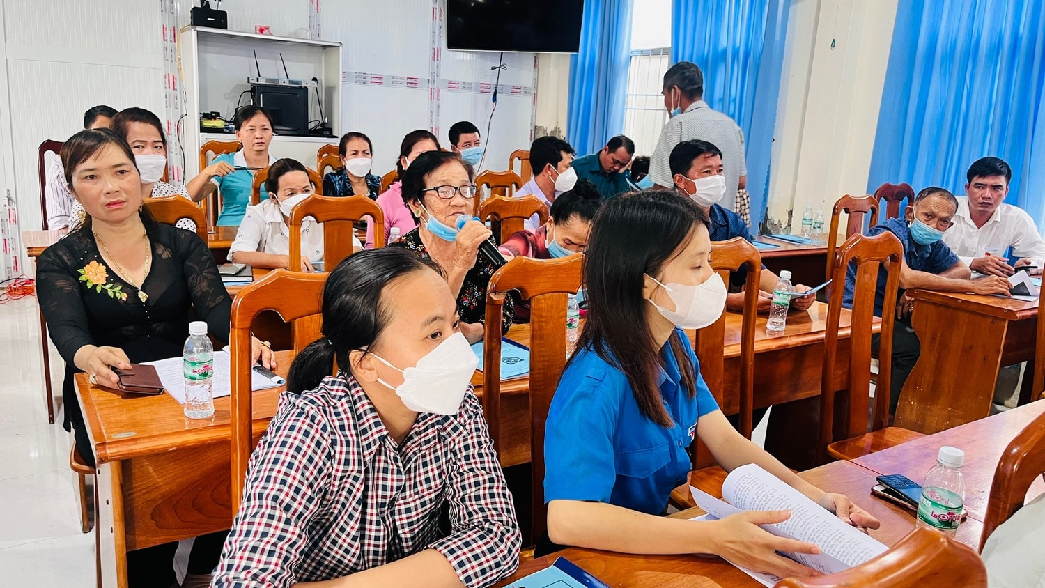 Sở Tư pháp Cà Mau tổ chức lớp bồi dưỡng kiến thức pháp luật tại xã Hàng Vịnh, huyện Năm Căn. Ảnh: Hứa Nguyên