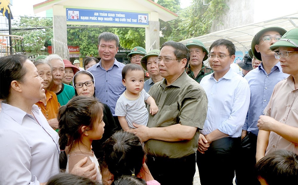 Thủ tướng Phạm Minh Chính động viên bà con nhân dân bị ảnh hưởng nặng lưu trú tại Trường Mầm non Ánh Dương, thành phố Yên Bái