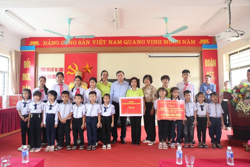 Công đoàn Học viện Chính trị Quốc gia Hồ Chí Minh tặng 176 triệu đồng cho Trường Tiểu học - THCS Vũ Oai và Tiểu học Núi Mằn