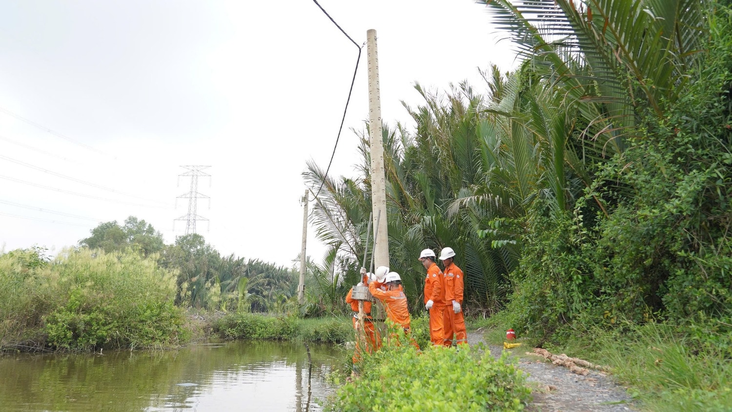 Đội quản lý lưới điện Công ty Duyên Hải đang gia cố kết cấu móng trụ điện. Ảnh: Duy Đoàn