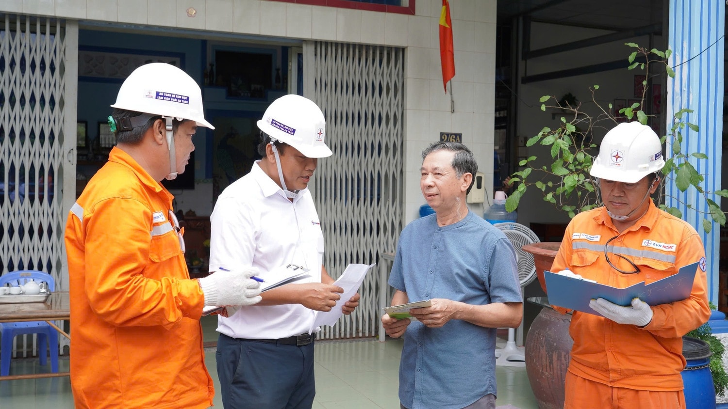 Công nhân Công ty Điện lực Duyên Hải tuyên truyền người dân sử dụng điện an toàn mùa mưa bão Ảnh: Hoàng Tâm
