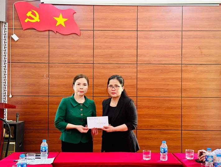 a8-thu-truong-nguyen-thi-kim-chi-trao-tien-ho-tro-cho-gia-dinh-hoc-sinh-thiet-mang-va-mat-tich-.jpg