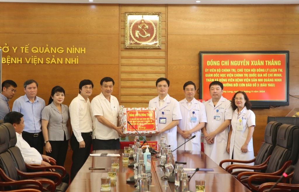 Chủ nhiệm Ủy ban Kinh tế Vũ Hồng Thanh tặng quà, động viên cán bộ y, bác sỹ Bệnh viện Sản - Nhi Quảng Ninh..jpg