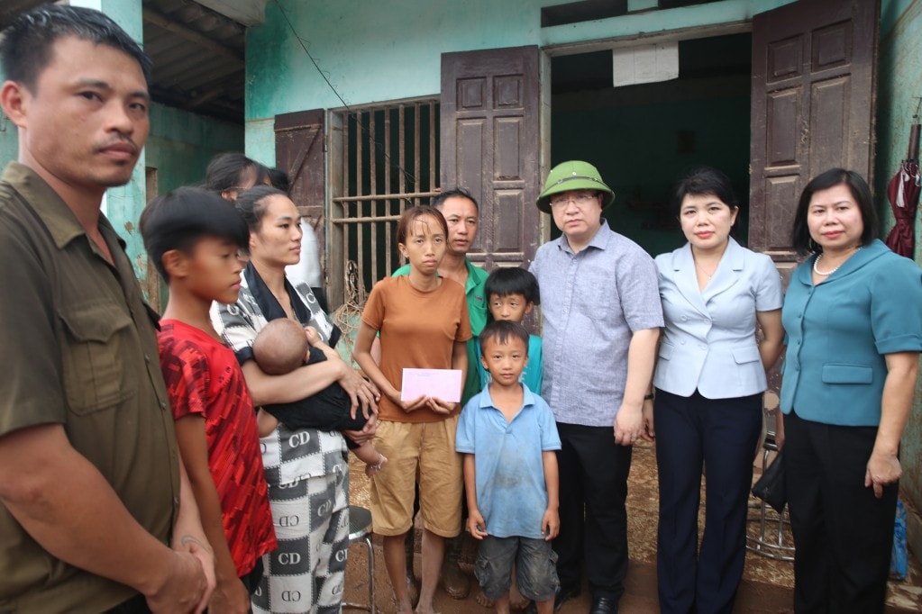 Phó Bí thư Tỉnh ủy, Trưởng đoàn ĐBQH tỉnh Đặng Xuân Phương tặng quà gia đình anh Liêu Lữ Nam, thôn Lán Dè, xã Vũ Oai.jpg
