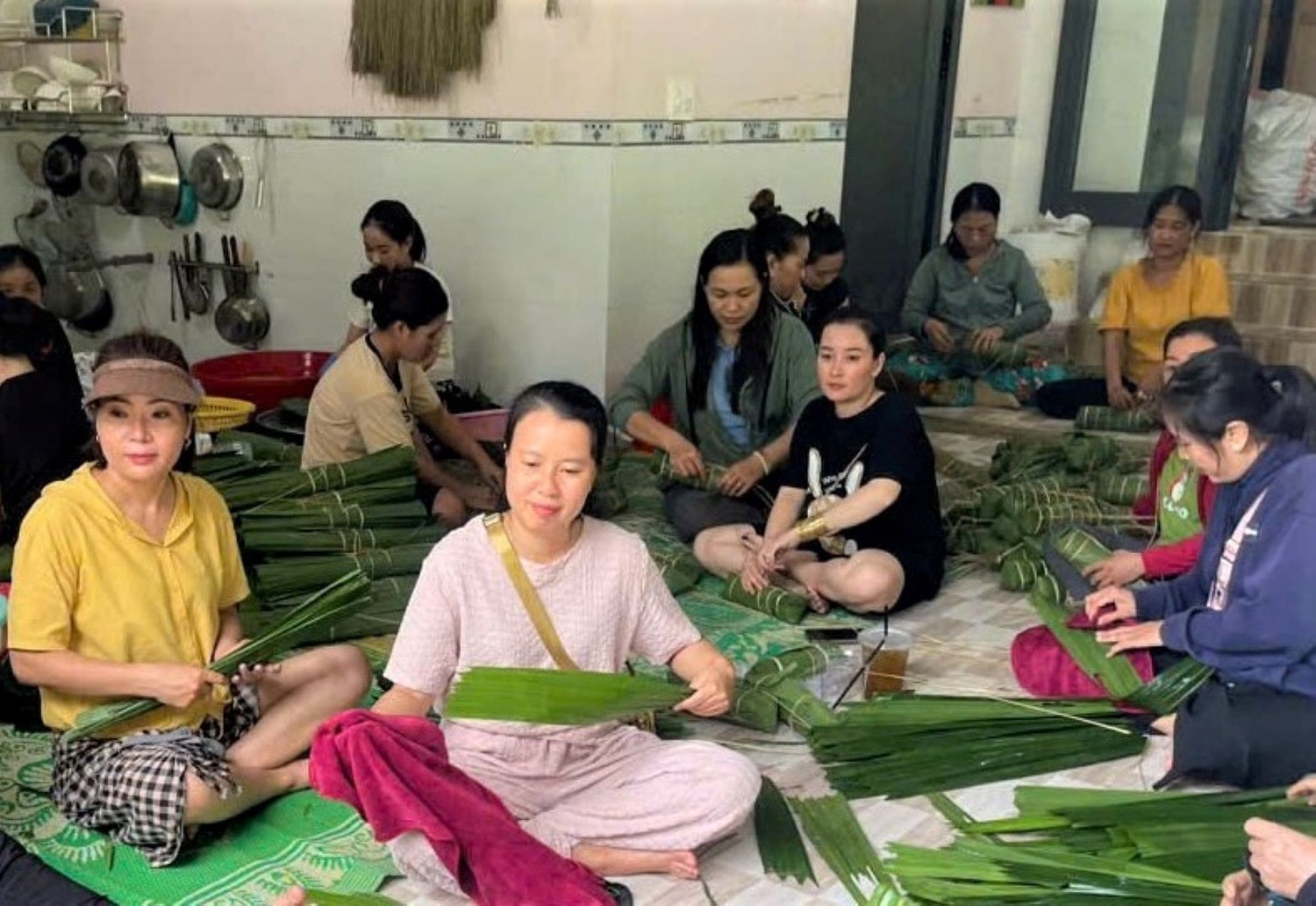 nguoi dan Phu Quoc goi banh tet.jpg