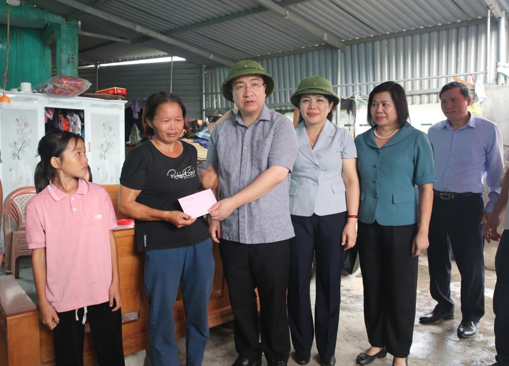 Phó Bí thư Tỉnh ủy, Trưởng đoàn ĐBQH tỉnh Đặng Xuân Phương tặng quà, động viên gia đình chị Triệu Thị Thu, xóm Cửa Hố, thôn Đá Trắng, xã Thống Nhất, TP Hạ Long, bị sập một phần nhà do bão số 3..jpg