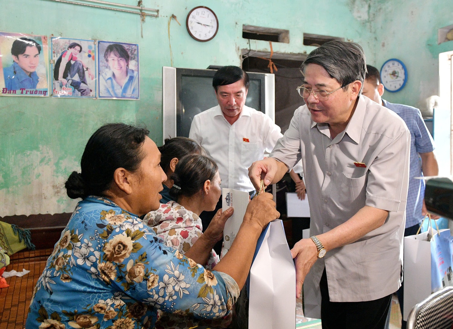 Phó Chủ tịch Quốc hội Nguyễn Đức Hải thăm, tặng quà động viên bà con nhân dân xã Đồng Quang và xã Lê Lợi, huyện Gia Lộc bị ảnh hưởng do bão và mưa lũ.jpg