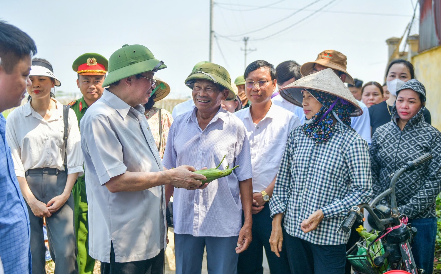 Phó Chủ tịch Quốc hội Nguyễn Đức Hải khảo sát thực tế khu vực bị ảnh hưởng do bão lũ tại Hợp tác xã Minh Đức, xã Phạm Trấn, huyện Gia Lộc (1).jpg