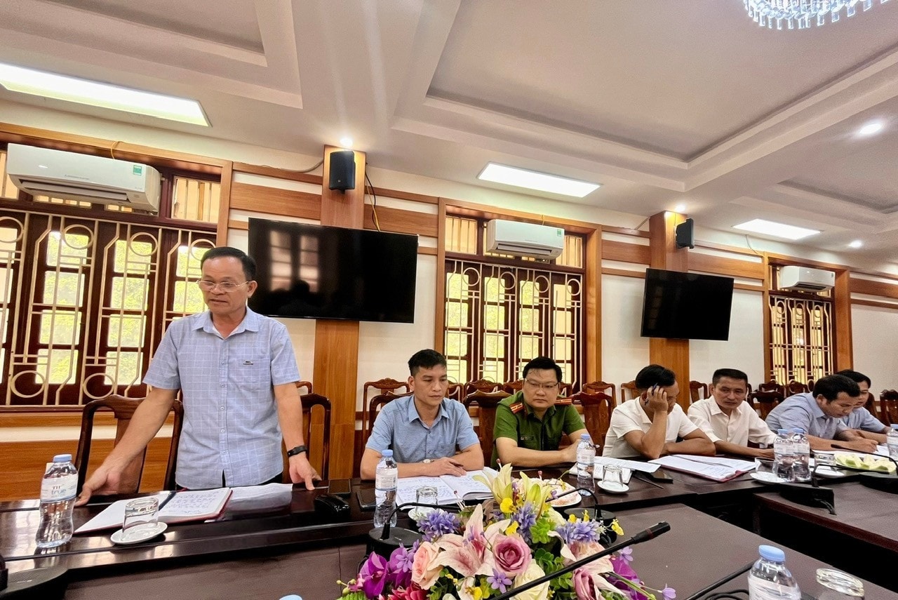 Đoàn Công tác làm việc tại xã Cao Ngọc, huyện Ngọc Lặc. Ảnh: Dương Minh