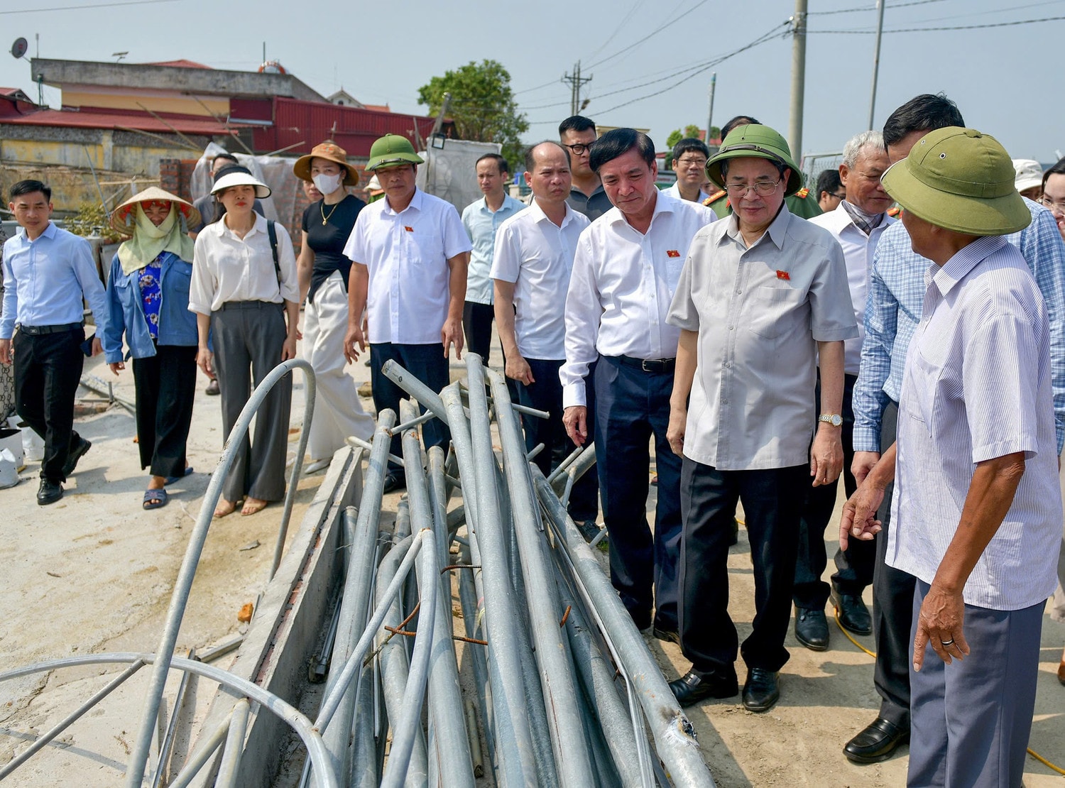 Phó Chủ tịch Quốc hội Nguyễn Đức Hải khảo sát thực tế khu vực bị ảnh hưởng do bão lũ tại Hợp tác xã Minh Đức, xã Phạm Trấn, huyện Gia Lộc.jpg