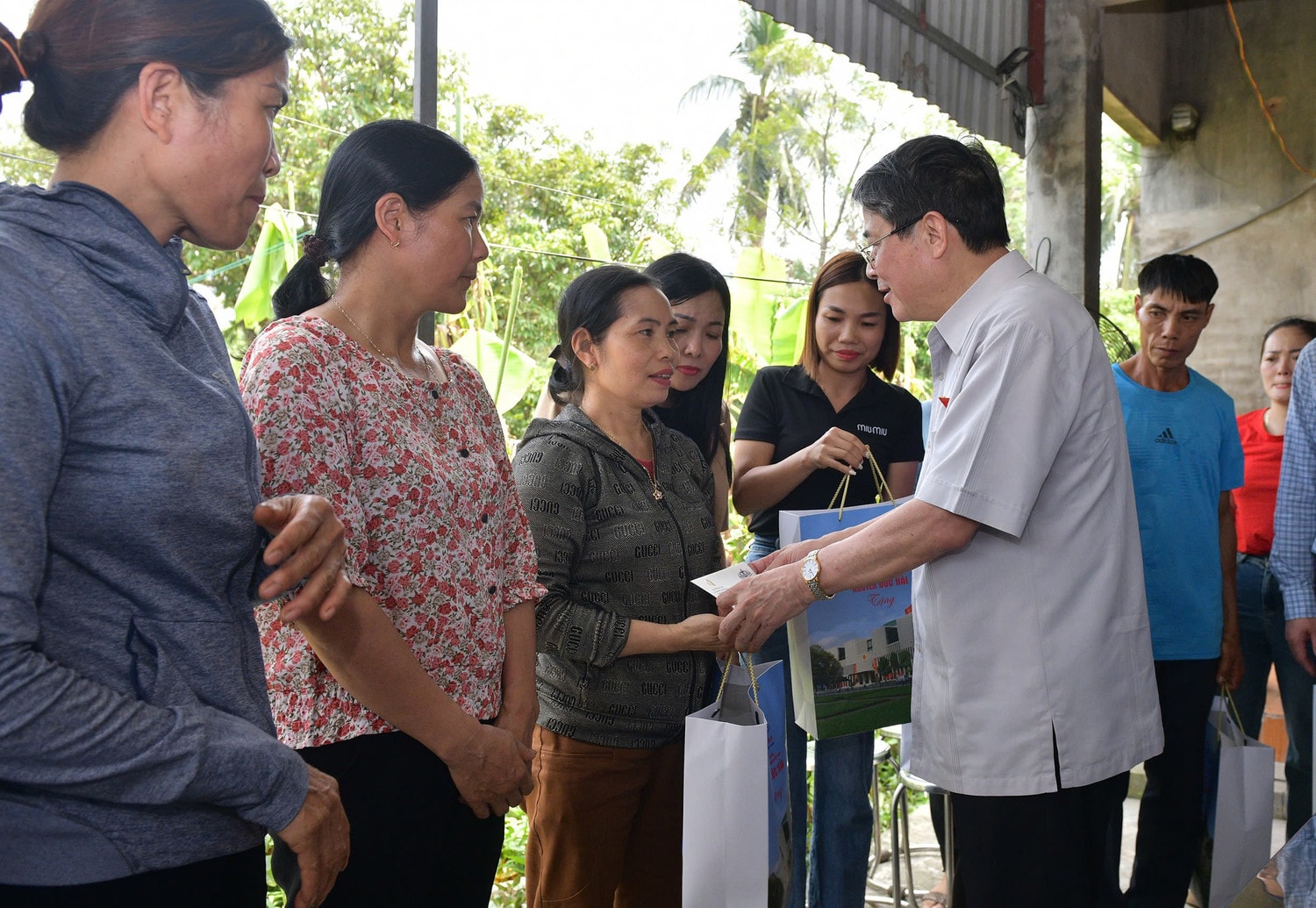 Phó Chủ tịch Quốc hội Nguyễn Đức Hải thăm, tặng quà động viên bà con nhân dân xã Liên Mạc, huyện Thanh Hà bị ảnh hưởng do bão và mưa lũ.jpg