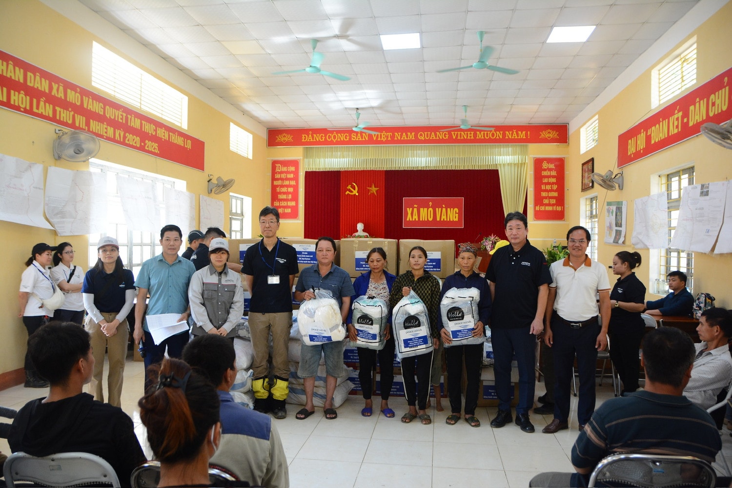 Bà Đặng Thị Hiền cùng đại diện đoàn thiện nguyện Nhật Bản trao quà cứu trợ tại xã Mỏ Vàng