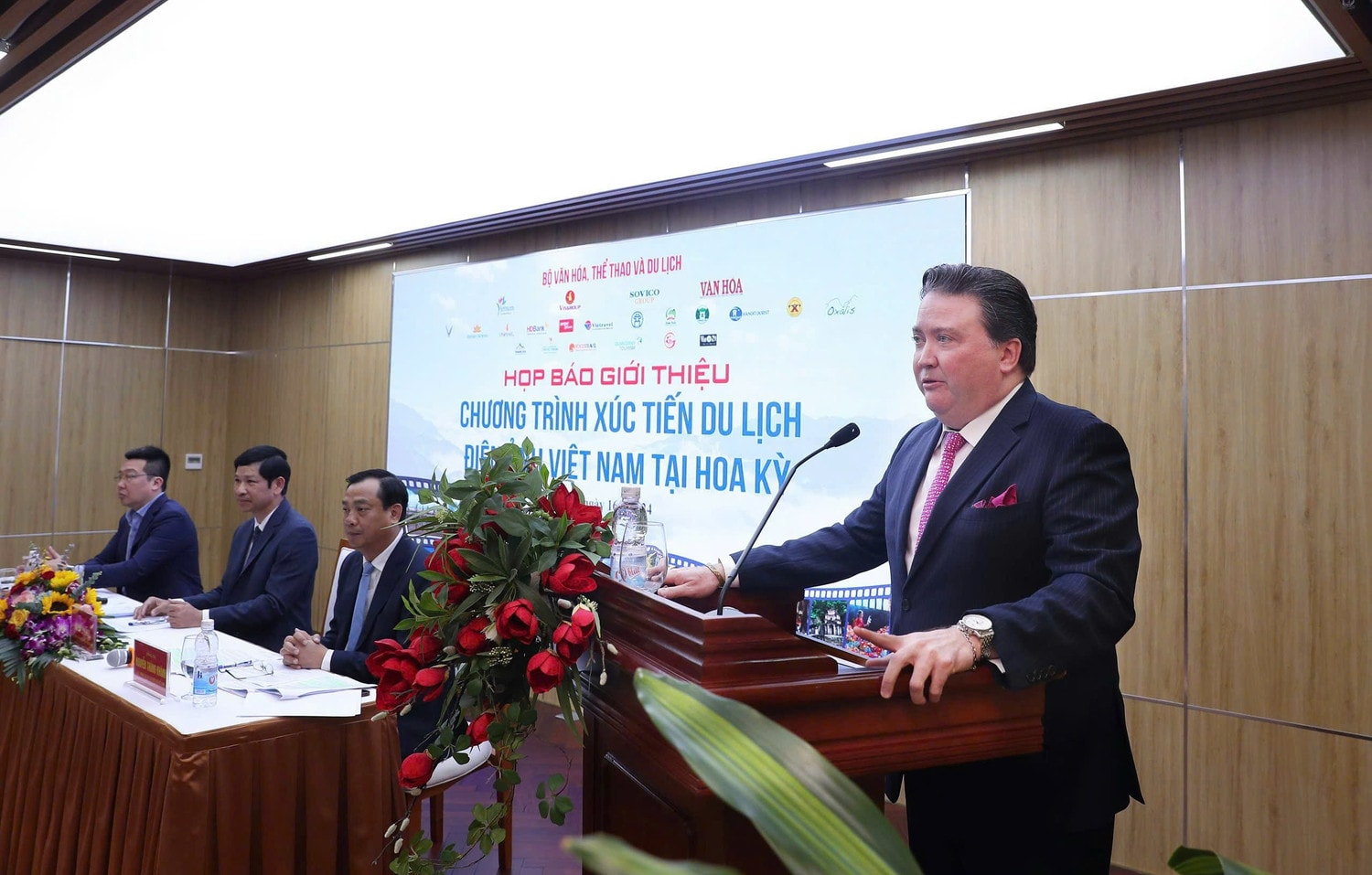 Đại sứ Hoa Kỳ tại Việt Nam Marc E. Knapper mong muốn khuyến khích các nhà làm phim của Hoa Kỳ đến Việt Nam