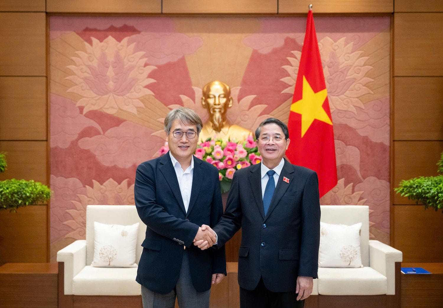 Phó Chủ tịch Quốc hội Nguyễn Đức Hải và ông Kim JinYoung, cựu Ủy viên Ban quản lý Khu kinh tế Seoul