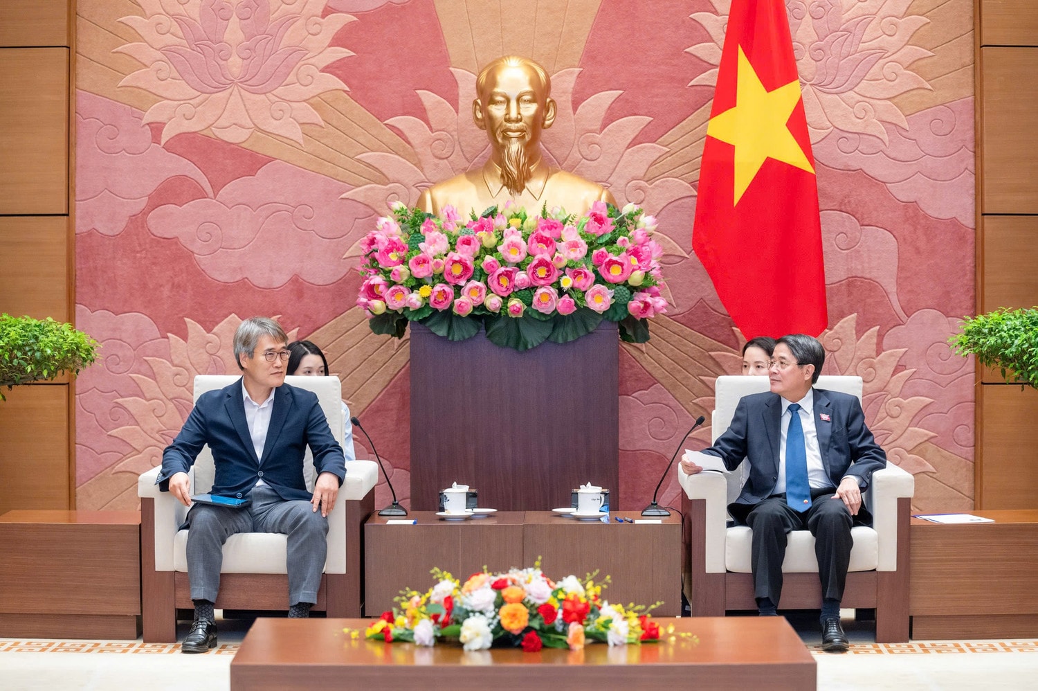 Phó Chủ tịch Quốc hội Nguyễn Đức Hải và ông Kim JinYoung, cựu Ủy viên Ban quản lý Khu kinh tế Seoul