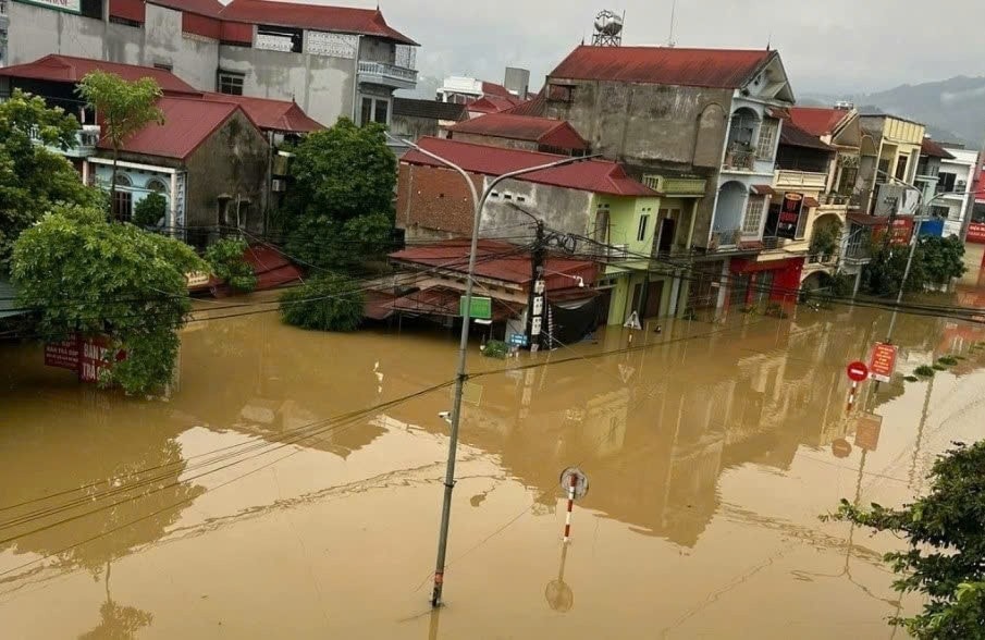 Thị trấn Thất Khê chìm trong biển nước sau bão số 3